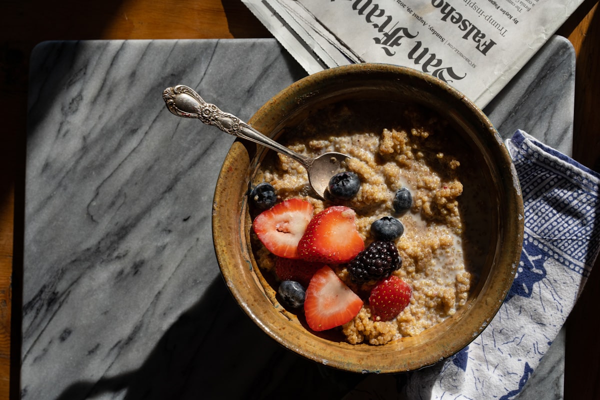 Petit-déjeuner équilibré avec fruits, céréales et yaourt