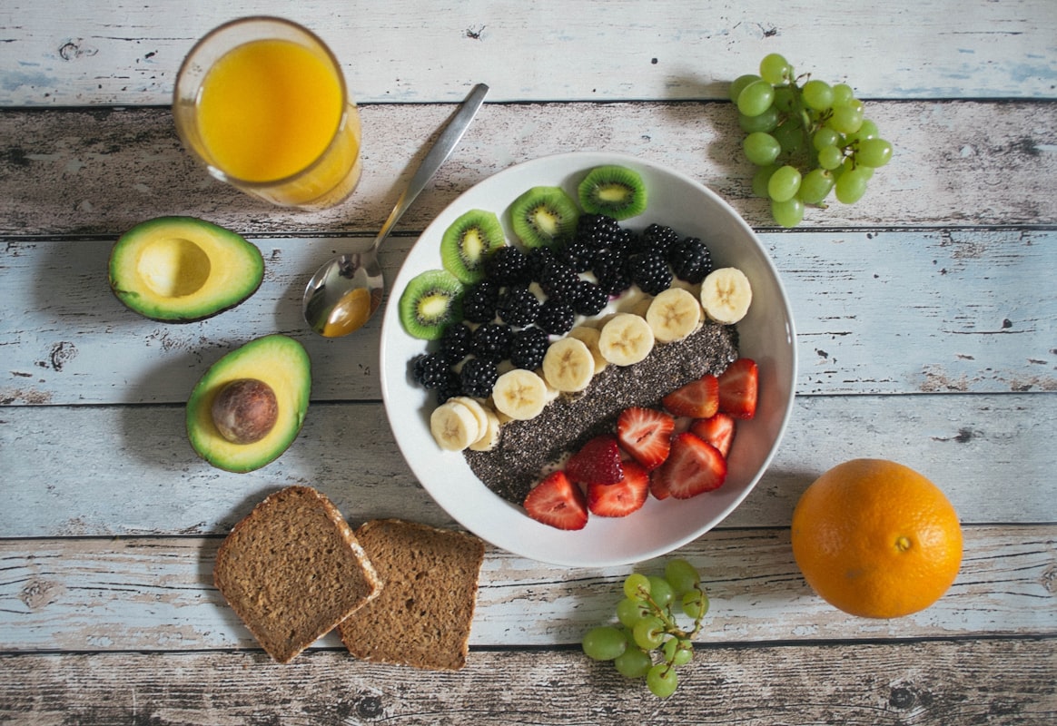 Bol de porridge avec baies et miel