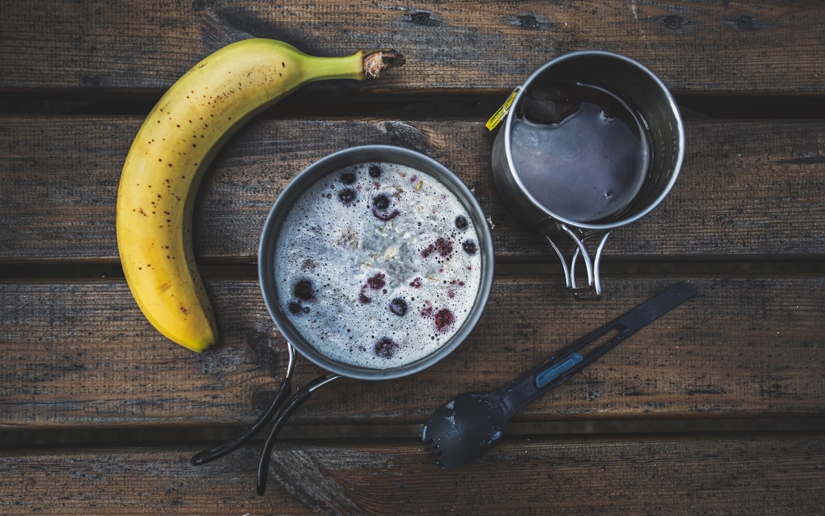 Assiette de fruits frais et noix